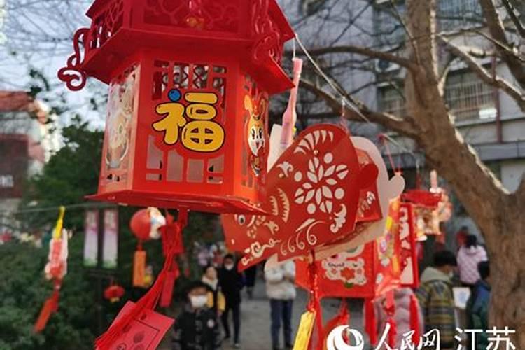 梦见逛服装店看衣服是啥意思