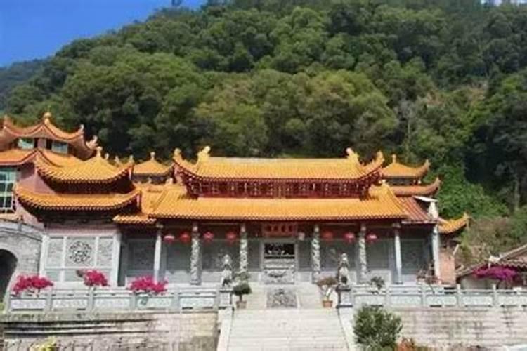 梦见在家里和朋友吃西瓜什么意思？