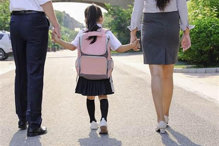 梦见一女孩让我送她去墓地的预兆