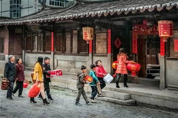 梦见回老房子住是什么意思
