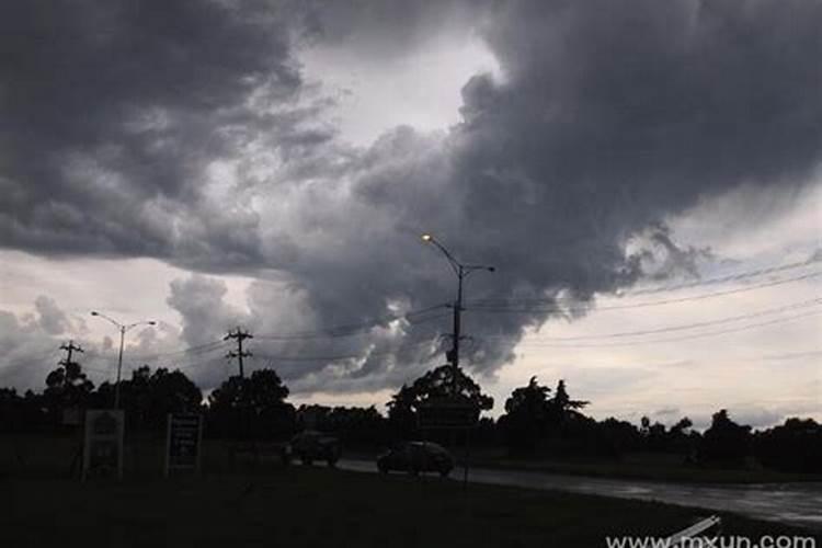 梦见乌云密布又下雨的预兆