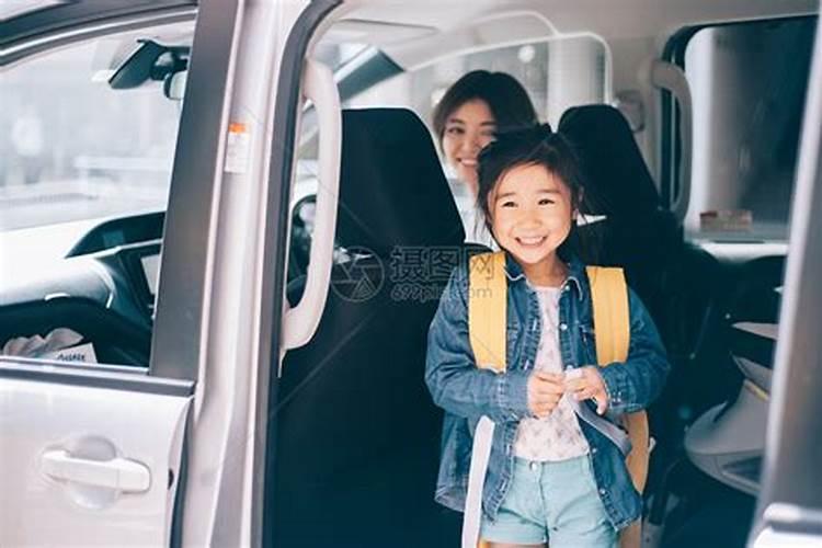 梦见爸爸抱着儿子哭