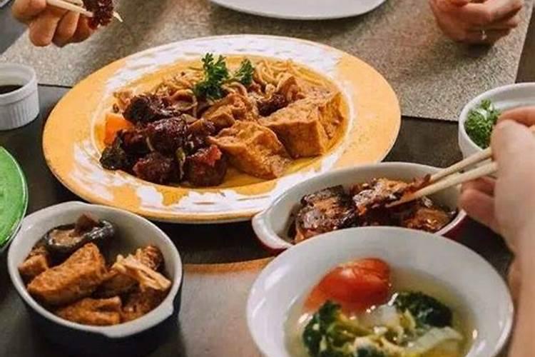 12岁男孩独自做9菜1汤年夜饭,懂事的孩子为何总是令人更心疼？