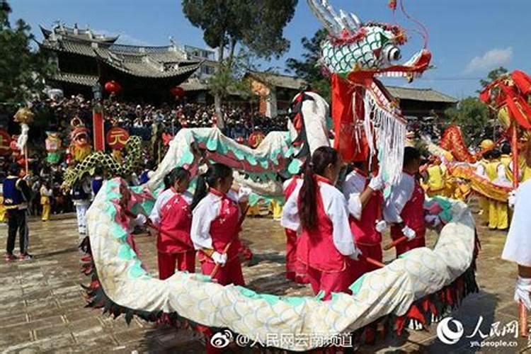 梦见女朋友和别的男人睡觉是什么意思,梦到自己跟别的男人睡在一起