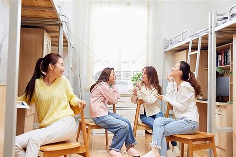 梦见陌生人在门外敲门的预兆