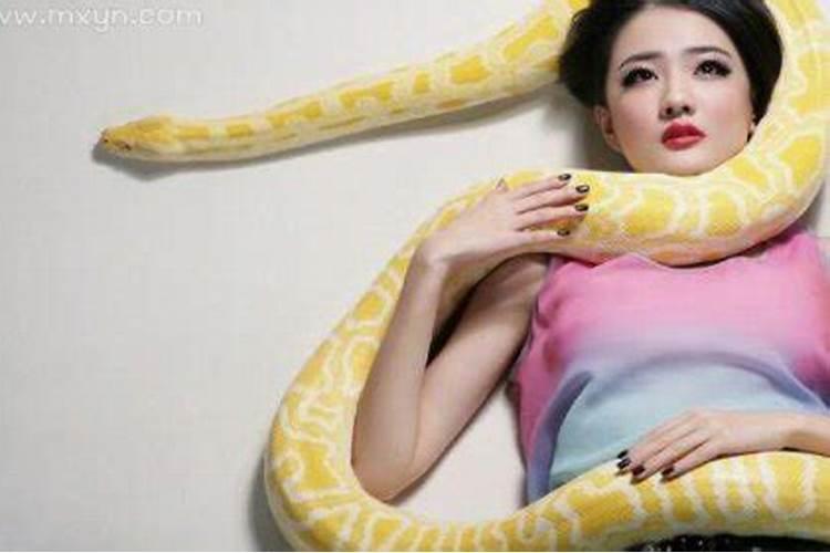 梦见美女缠身什么意思？