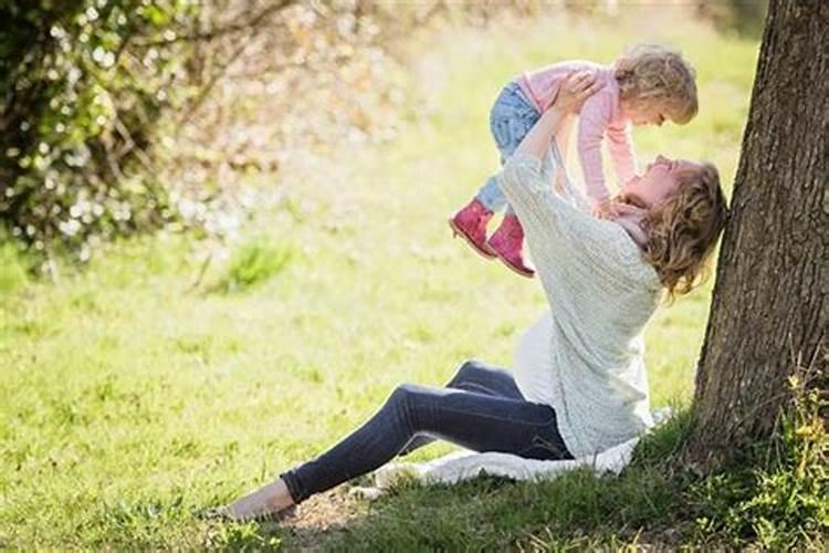 梦见自己抱小孩财运如何