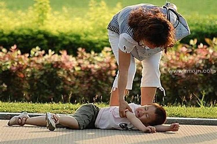 梦见骑电动车带着小孩摔倒