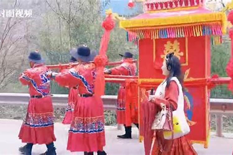 为何村里唯一留守年轻人直播成"网红" ？