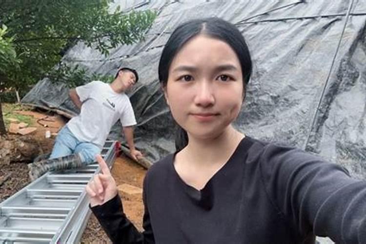 梦见一只黑色的猫跳扑我怀里,我很怕就把它甩掉了