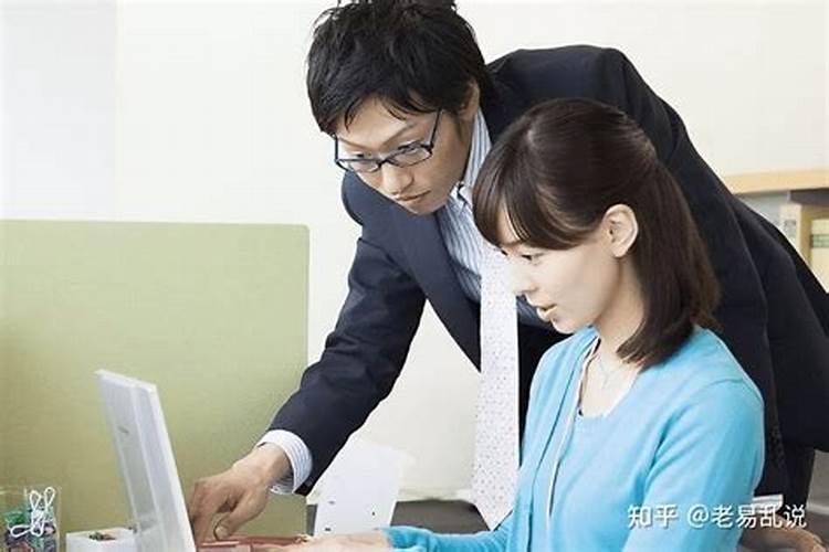 女人梦见牛咬自己手是什么意思