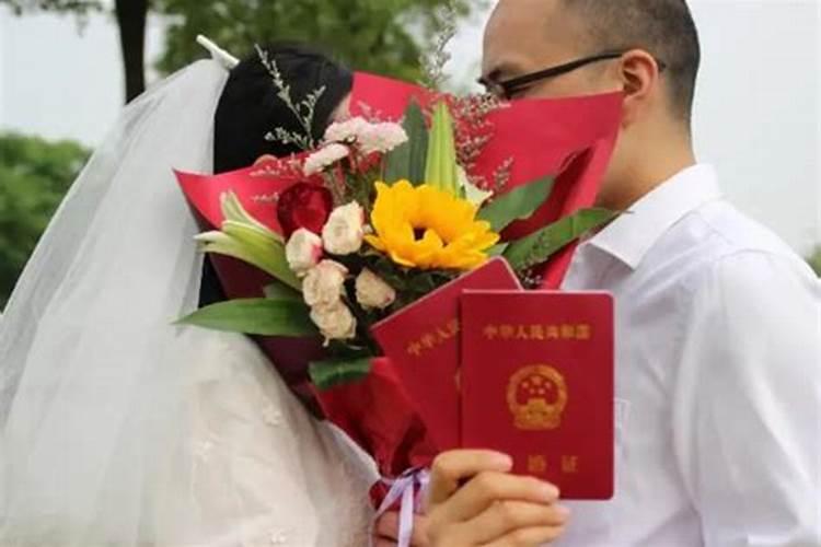 老人去世一周年家中一个儿子的怎样祭奠？