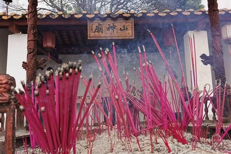 正确烧纸的朝向方式