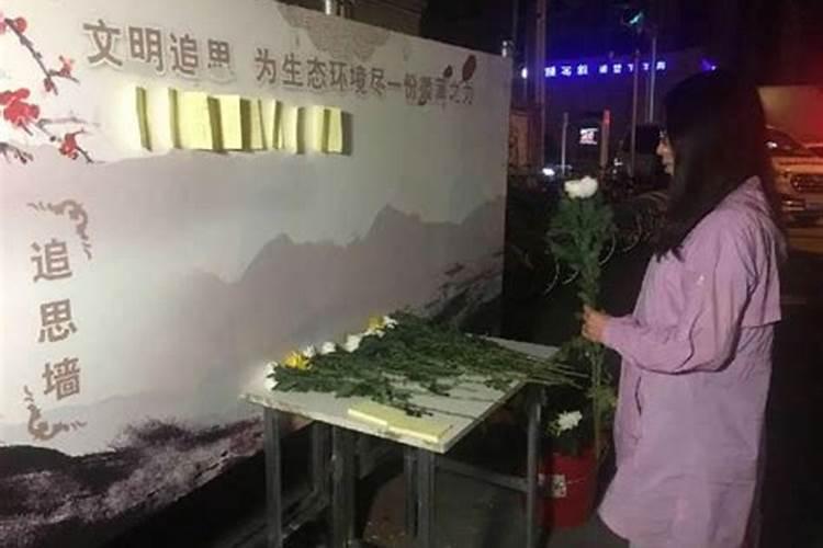 老妈梦到老爸掉进粪坑是什么意思啊？