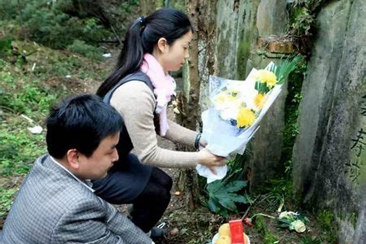 梦见有女人站在床边望着我笑