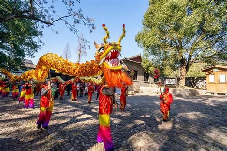 按《通书》来说,大年初一开大门应该是什么时间？