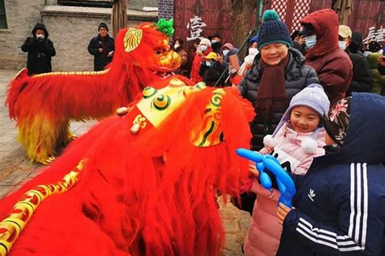 梦见一老人低着头坐在门口,不知道是睡着了还是什么情况,这代表是什么...