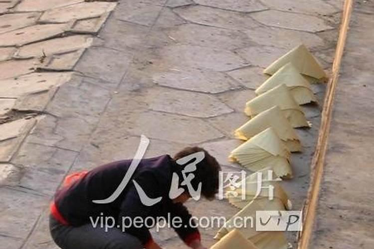 清明烧纸的时候有啥讲究？