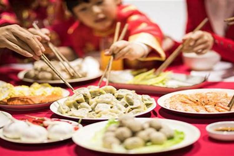 梦见大学同学一起吃饭