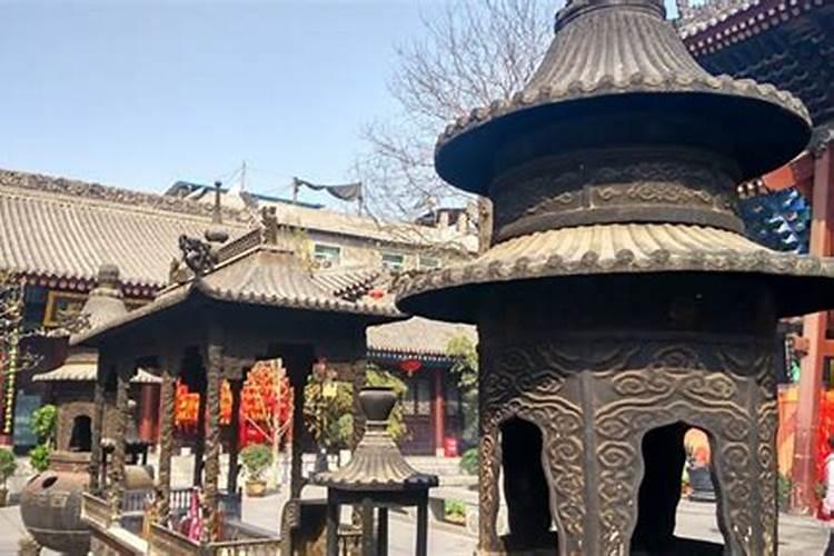 梦见一黄一黑龙从我身上爬过去？