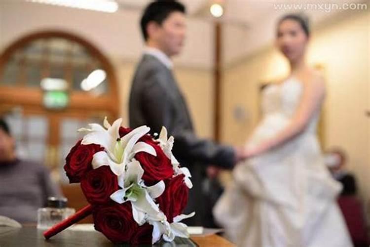 本命年戴红绳是当年买还是头年买 本命年戴红绳要注意什么