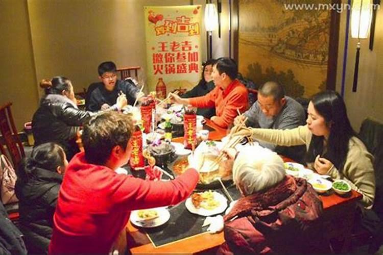 梦见一大家人吃饭的预兆
