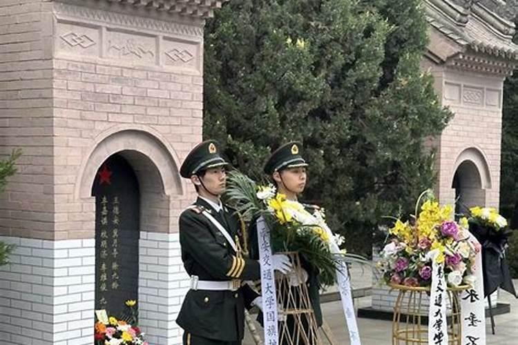 梦见地上有个很深的洞