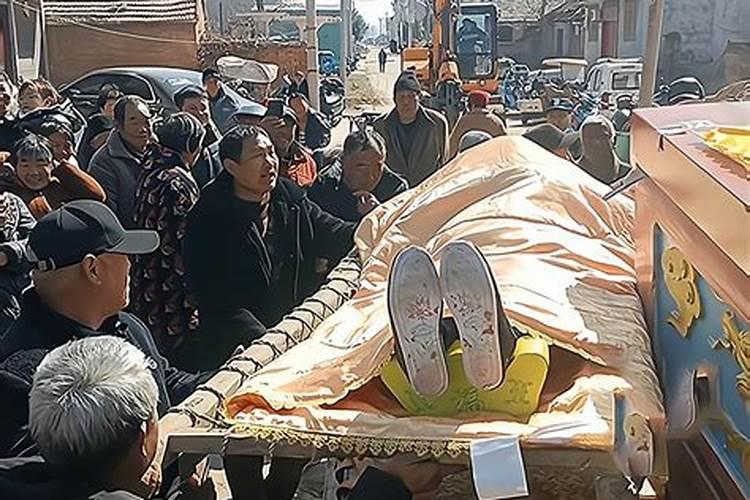 梦中过世老人让取东西,什幺意思？