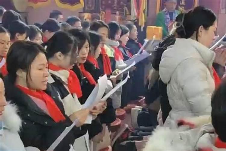 福建民风民俗我去永定土楼的路上看到一列长长队伍具说是长生幼子的习俗...
