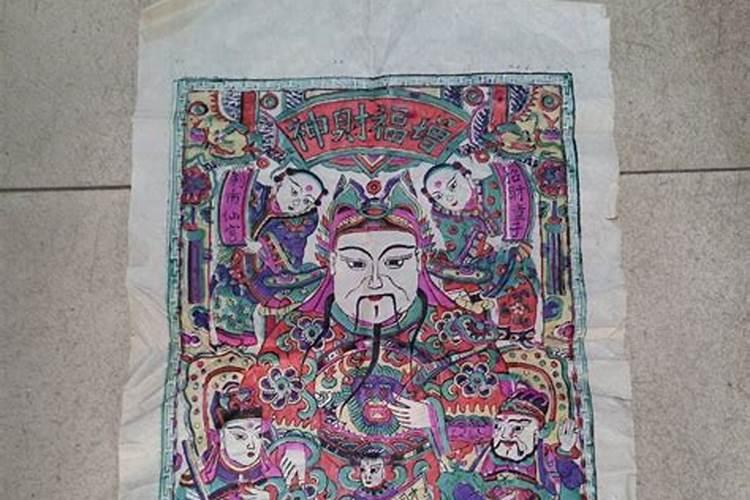 站在财神旁边的两位童子是什么？