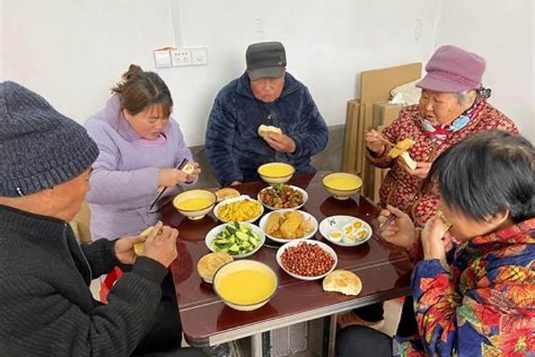 梦到自己去已过世的外公外婆家,一大家子人聚在一起,他们像平常一样