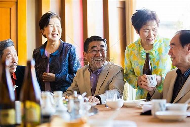 梦见三位百岁老人聚会