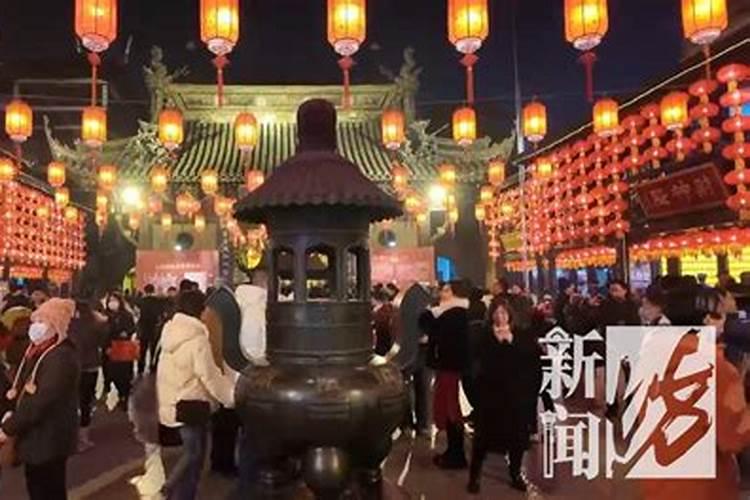 结婚了八月十五需要往婆娘家送礼吗？去年年前结婚,我们这边的习俗是年...