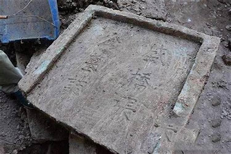 梦见死人活了并且笑着和我说话的预兆