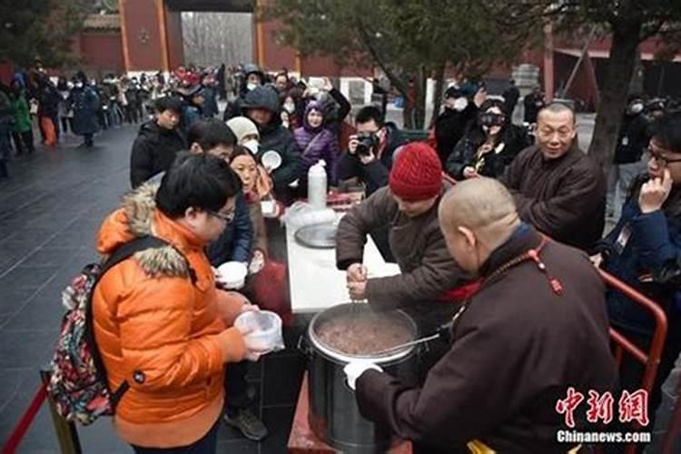 女人梦见跟同事一起吃饭