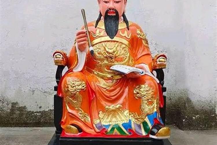 1983年农历3月初3辰时女是什么命？