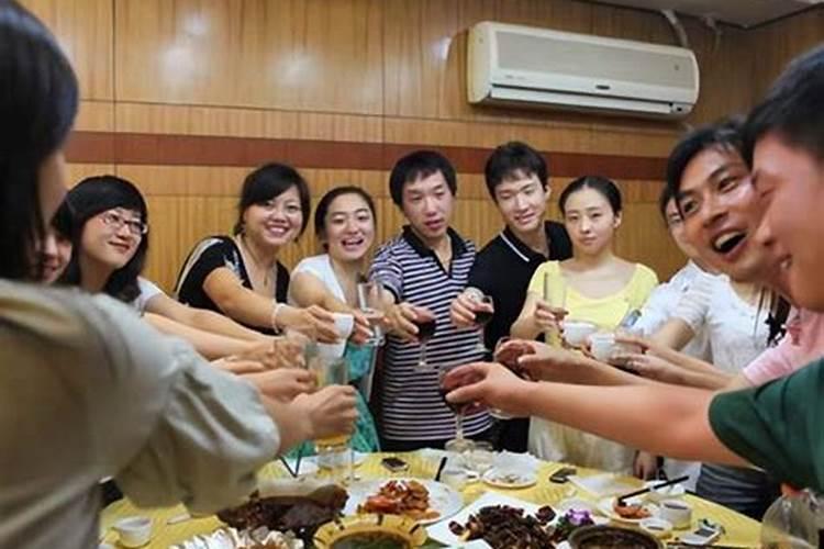 1977年属蛇感情运势,77年属蛇女人的财运和爱情