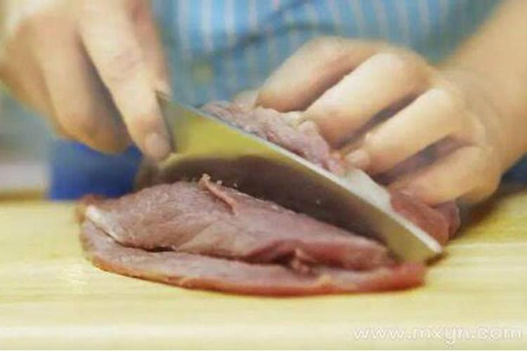 梦见自己拿刀切猪肉