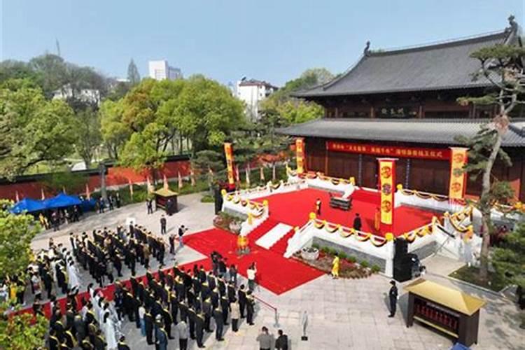 冬至日和夏至日太阳直射点分别在哪？