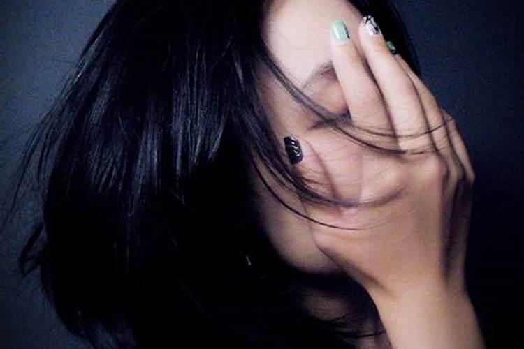 梦见摸女人的手