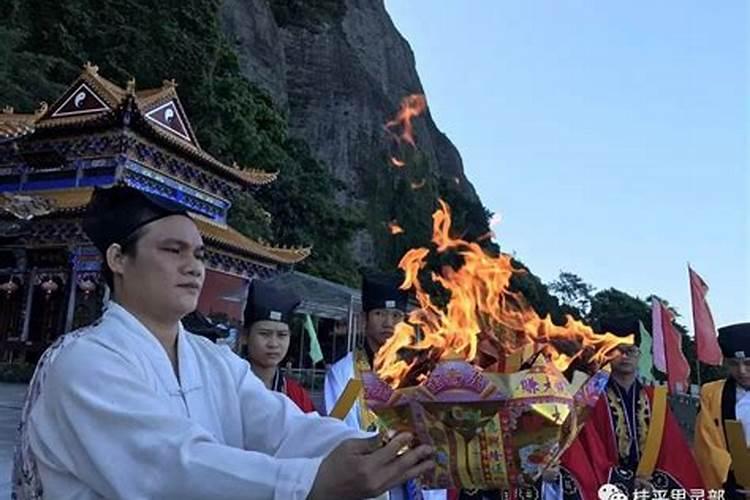 梦见抱着爸爸哭很心痛