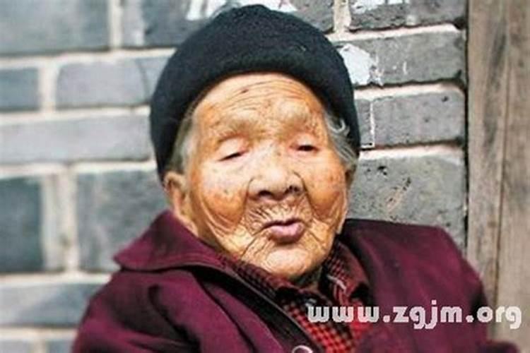 女人梦见已故邻居老太太
