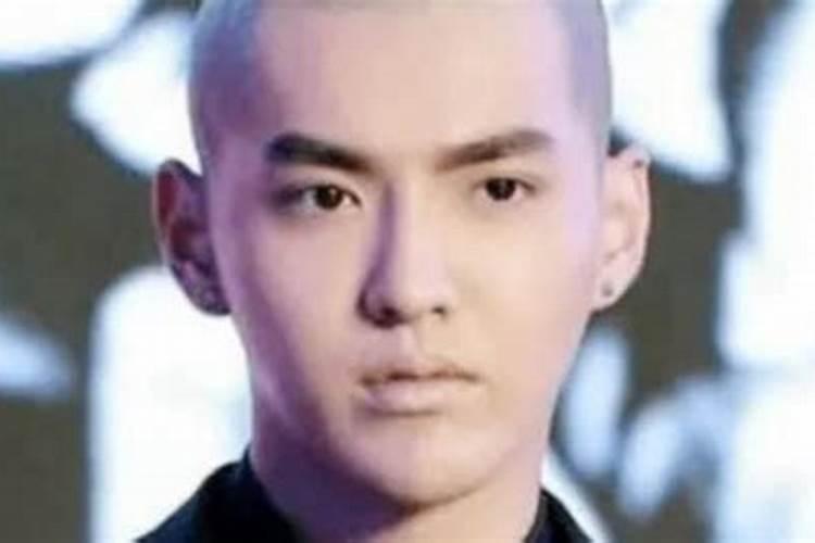 我在微信,发了表白词,女生回了两个小人,过来说。是什么意思？