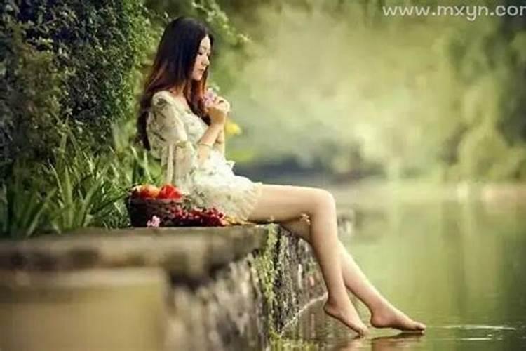 梦见有个小姑娘喜欢我老公是什么意思还打几个电话给他