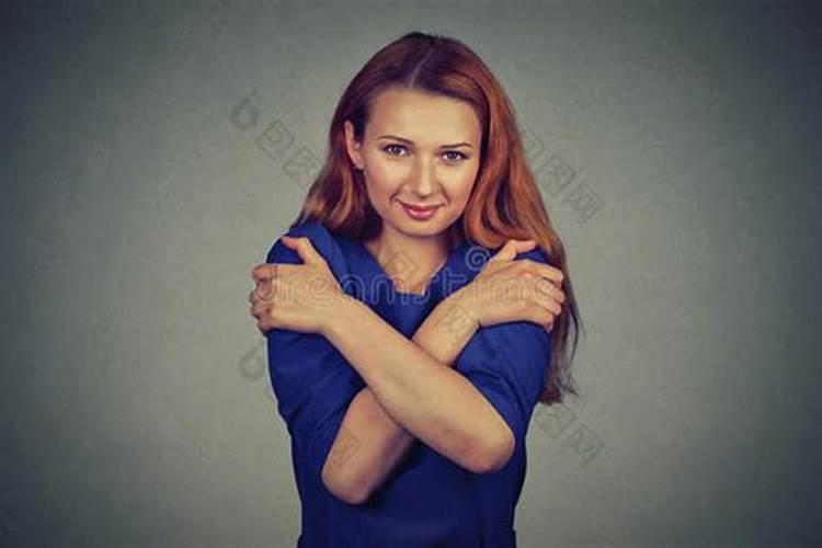 梦见有女人抱着我哭的预兆