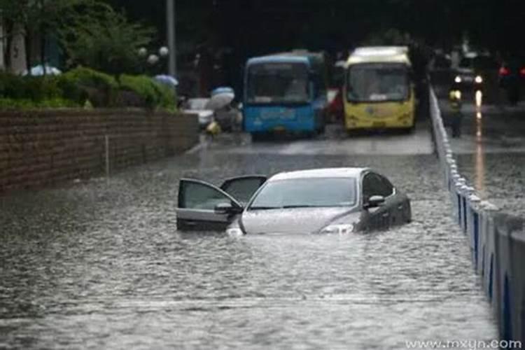 梦见大水挡住了去路是什么意思