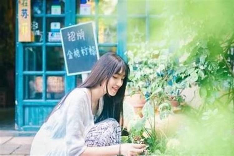 帮忙把清明节应该干的事(像烧纸、扫墓)等等翻译英语谢谢了