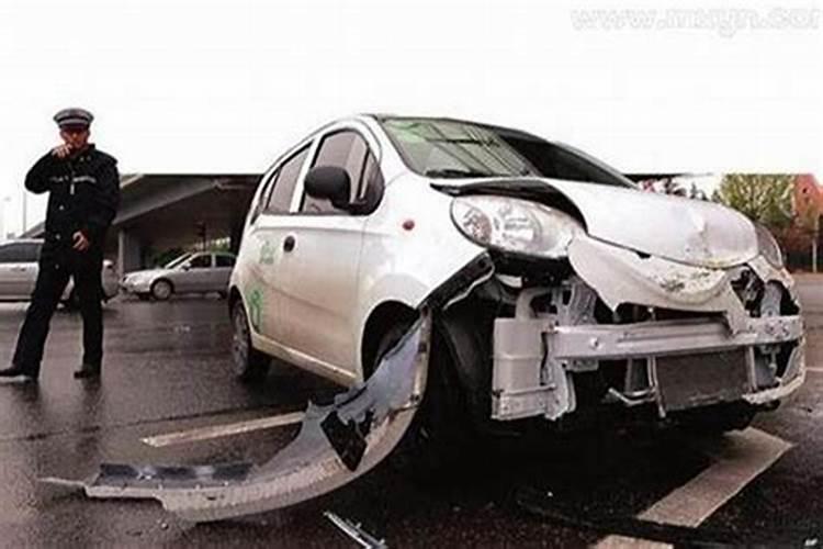 做梦梦见家人出车祸人没事是什么预兆