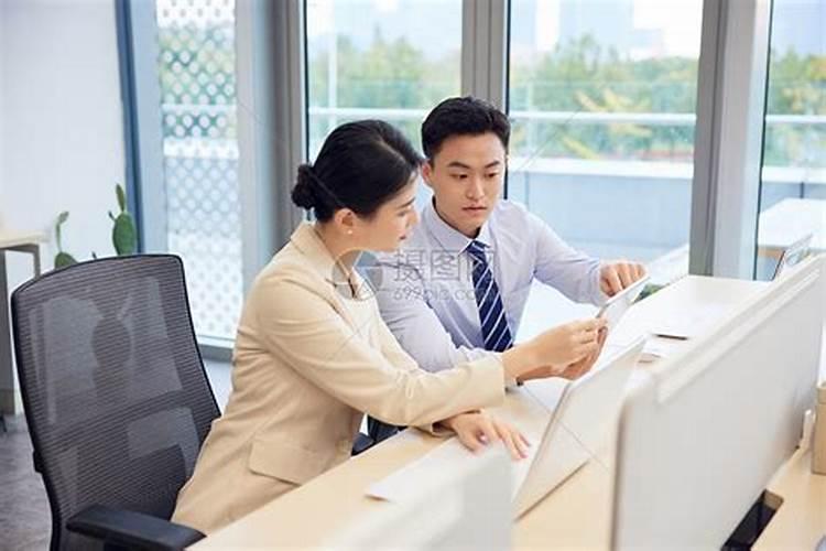 梦见大蟒蛇吃人是什么意思？