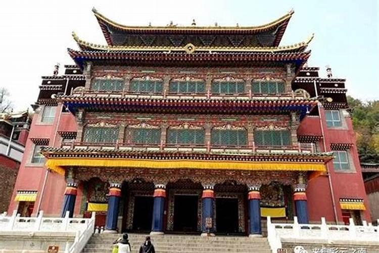 正月十五在祖坟放炮炸了好不好？